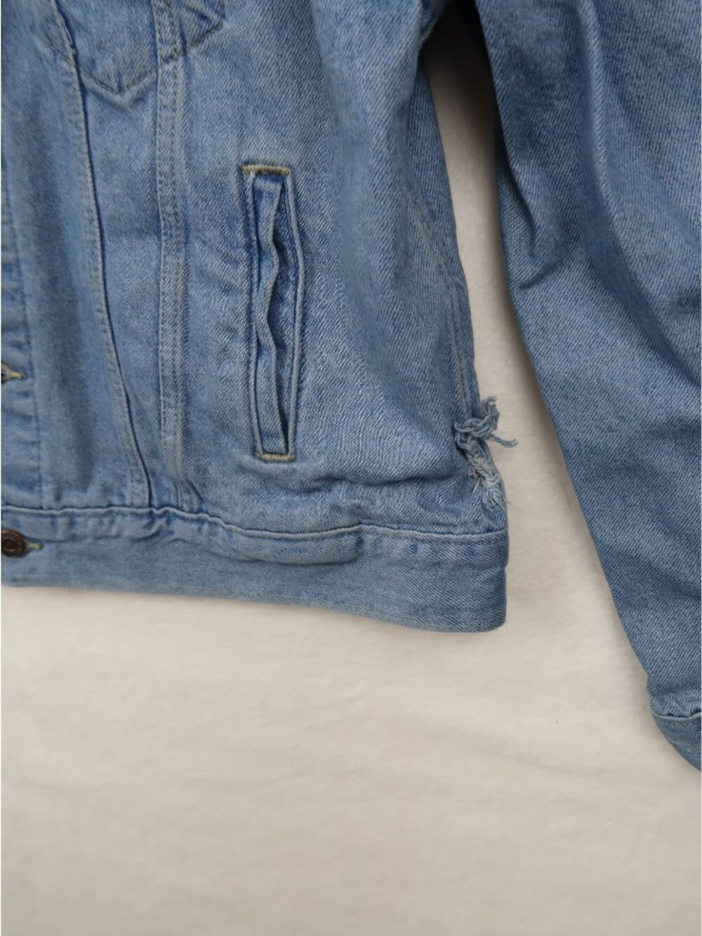 Levis XL Distressed Denim Jacket Blue 100% Cotton Light Wash - Picture 3 of 10